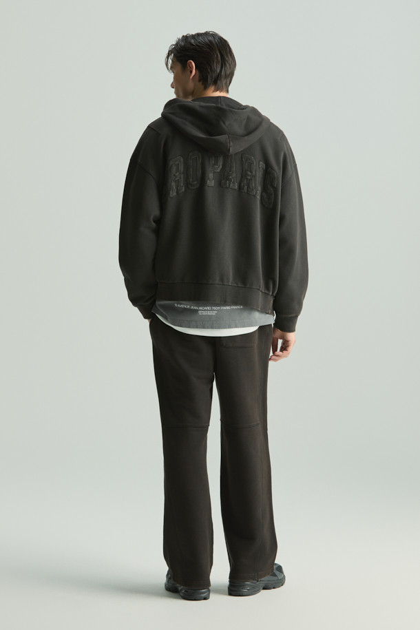 Fugue(퓨그) 백로고 아트웍 다잉 후드 집업은 캐주얼, 스트릿, 미니멀 스타일을 아우르는 오버핏 후드 집업입니다. 봄, 가을 시즌에 적합하며, 부드러운 면 소재로 제작되어 편안한 착용감을 선사합니다. 가먼트다잉 기법을 적용하여 빈티지한 멋을 더하고, 전면부 IRO 아플리케 자수와 후면부 레터링 아플리케 자수로 포인트를 주었습니다. 두꺼운 두께감으로 따뜻함을 유지하며, 캠핑룩으로도 활용 가능하며 셋업으로도 연출할 수 있습니다.
