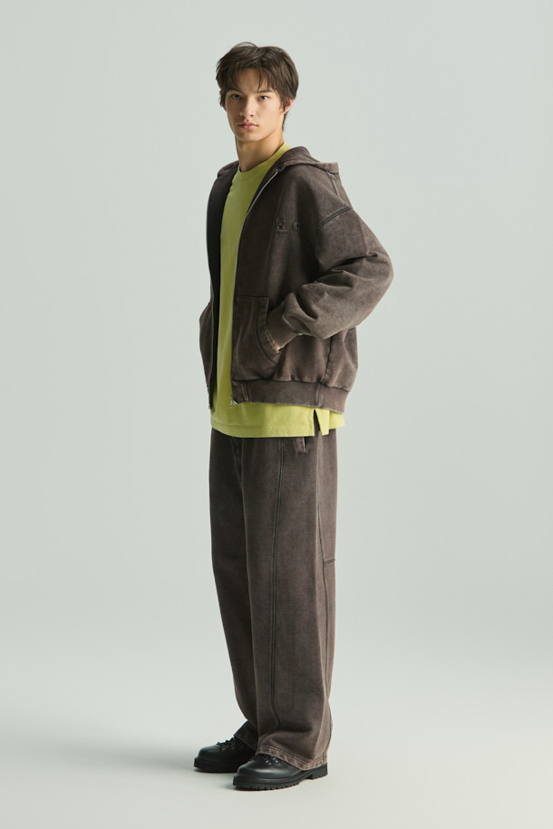 Fugue(퓨그) 백로고 아트웍 다잉 후드 집업은 캐주얼, 미니멀, 스트리트 스타일을 아우르는 후드 집업입니다. 블랙 컬러의 면 소재로 제작되었으며, 봄, 가을에 착용하기 좋습니다. 가먼트 다잉 기법을 적용하여 은은한 멋을 더했고, 전면부 IRO 아플리케 자수와 후면부 레터링 아플리케 자수로 포인트를 주었습니다. 오버핏 크롭 기장으로 트렌디한 핏을 연출하며, 셋업 팬츠와 매칭하여 스타일리시하게 연출할 수 있습니다. 부드러운 촉감의 후드 집업으로 편안한 착용감을 선사합니다.
