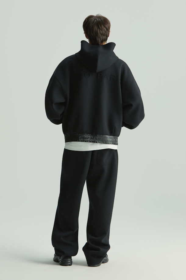 Voile(보일) 쿠션지 후드 집업 티셔츠는 부드러운 촉감의 폴리에스터, 레이온, 폴리우레탄 혼방 소재로 제작되어 편안한 착용감을 선사합니다. 일상에서 캐주얼하게 즐기기 좋은 아이템으로, 오버핏 실루엣과 크롭 기장으로 트렌디한 스타일을 연출합니다. 후드 디자인과 집업 여밈 방식으로 실용성을 더했으며, 시보리 배색 디테일과 풍성한 소매 실루엣이 특징입니다. IRO(아이알오) 시그니처 볼륨 레터링으로 포인트를 주어 미니멀하면서도 스트리트 무드를 더했습니다. 집콕룩이나 산책룩으로 활용하기 좋습니다.
