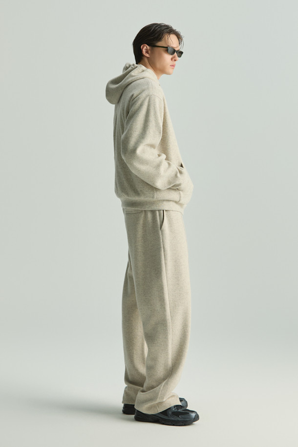 Wouple(우플) 울 져지 후디는 부드러운 울 혼방 져지 소재로 제작되어 가을, 겨울 시즌에 따뜻하게 착용하기 좋습니다. 캐주얼, 미니멀, 클래식 스타일을 아우르며, 일상과 집콕룩, 산책룩 등 다양한 TPO에 활용할 수 있습니다. IRO 시그니처 아플리케 디테일이 돋보이며, 오버핏 크롭 기장으로 트렌디한 무드를 연출합니다. 셋업 스타일링으로 더욱 스타일리시하게 연출해보세요.
