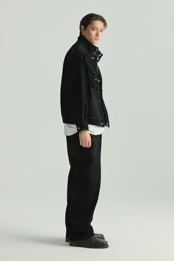 Nuit(뉘) 벨벳 페이드 하이넥 점퍼는 가을, 겨울 시즌에 어울리는 캐주얼 스타일의 여성 점퍼입니다. 부드러운 면과 벨벳 소재를 사용하여 편안한 착용감을 선사하며, 오버핏 디자인으로 트렌디한 핏을 연출합니다. 하이넥 디자인과 페이드 디테일, 은은한 광택감이 돋보이며, 집업 스타일로 간편하게 착용할 수 있습니다. 무지 블랙 컬러로 어떤 옷에도 매치하기 용이하며, 집콕룩이나 산책룩으로 활용하기 좋습니다. 액션 플리츠 디테일이 활동성을 더해주어 편안함과 스타일을 모두 잡았습니다.
