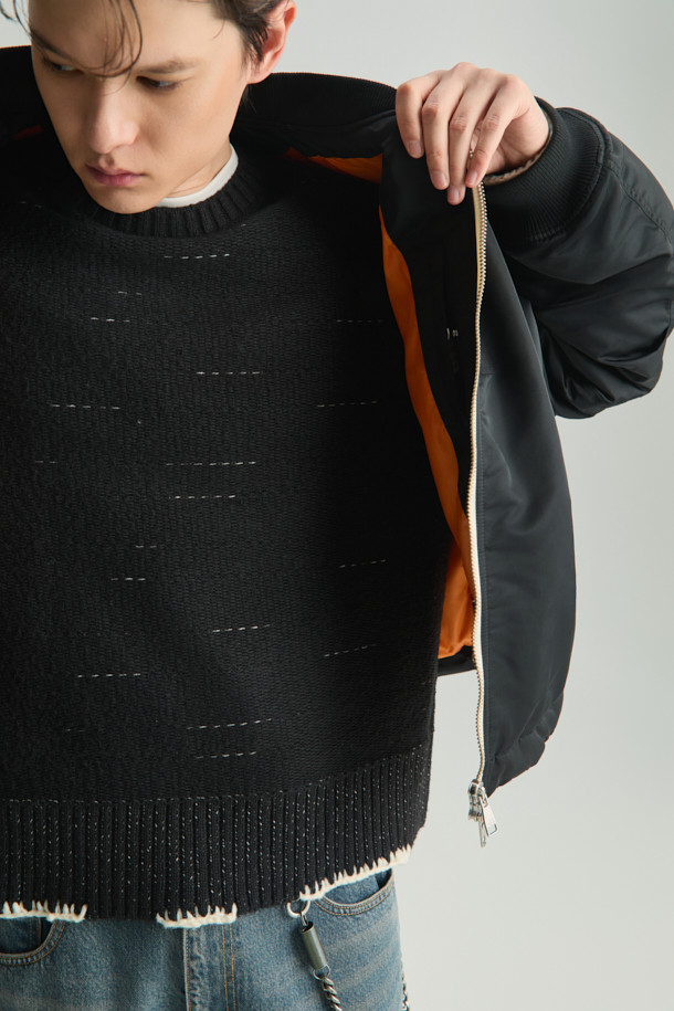 Avius (아비우스) 넥 워머 MA-1 항공 점퍼는 미니멀한 스타일을 추구하는 분들을 위한 겨울철 필수 아이템입니다. 블랙 컬러의 무지 디자인으로 어떤 옷에도 쉽게 매치할 수 있으며, 출근룩이나 여행룩에 모두 잘 어울립니다. 두꺼운 두께감과 프리마로프트 및 거위털 충전재를 사용하여 보온성을 극대화했으며, 넥 워머가 포함되어 있어 더욱 따뜻하게 착용할 수 있습니다. 안감은 폴리에스터 소재로 제작되었으며, 오버핏으로 편안한 착용감을 제공합니다. 집업 방식의 긴소매 크롭 기장 항공 점퍼입니다.
