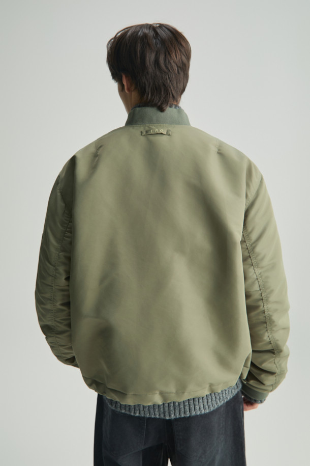 Avius(아비우스) 올메텍스 넥 워머 MA-1 항공 점퍼는 가을과 겨울, 미니멀하고 스트릿 스타일을 즐기는 남녀 모두에게 적합한 아우터입니다. 카키와 올리브 두 가지 색상으로 제공되며, 넥 워머가 포함되어 있어 보온성을 높였습니다. 넉넉한 오버핏에 집업 스타일로 편안하게 착용 가능하며, MA-1 항공 점퍼 특유의 디자인을 보여줍니다. 나일론과 폴리에스테르 혼방 소재에 두꺼운 두께감, 프리마로프트와 거위털 충전재를 사용하여 뛰어난 보온성을 제공합니다. 안감은 폴리에스테르로 마감되었습니다.
