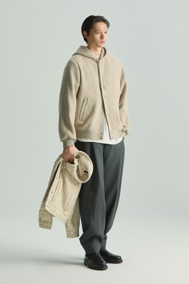 "Mousse (무스) 헤어리 후드 점퍼"는 부드러운 헤어리 촉감과 오버핏으로 포근함을 더한 아우터입니다. 가을, 겨울 시즌에 어울리는 두꺼운 두께감으로 따뜻하게 착용할 수 있으며, 캐주얼한 무드의 무지 디자인으로 다양한 스타일 연출이 용이합니다. 베이지 컬러의 넉넉한 핏과 후드 디자인이 편안한 데이트룩, 캠핑룩을 완성시켜줍니다. 가죽 스트링 디테일로 포인트를 더했으며, 안감은 폴리에스터로 마감하여 착용감을 높였습니다. 미니멀, 클래식 스타일을 즐기는 분들께 추천하는 아이템입니다.
