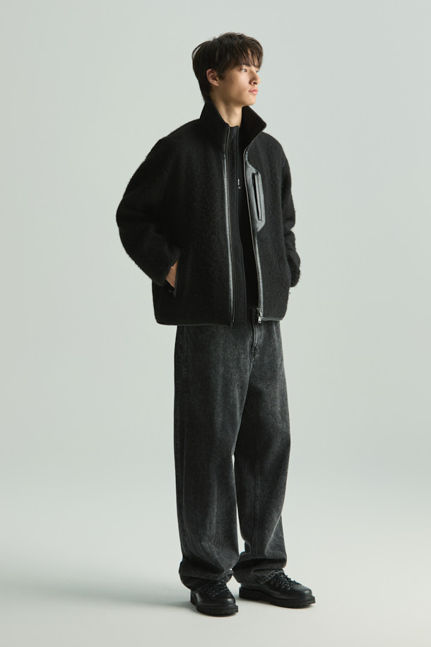 Duve(듀브) 헤어리 집업 후리스 점퍼는 가을, 겨울철 캐주얼 스타일을 완성하는 아우터입니다. 블랙 컬러의 무지 디자인으로, 출근룩과 모임룩 등 다양한 TPO에 활용 가능합니다. 부드러운 헤어리 촉감의 플리스 소재에 가죽 배색 포인트가 더해져 고급스러움을 더합니다. 세미 오버핏으로 편안한 착용감을 선사하며, 밑단 스트링 디테일로 스타일리시함을 강조했습니다. 두꺼운 두께감으로 보온성을 높여 추운 날씨에도 따뜻하게 입을 수 있습니다.
