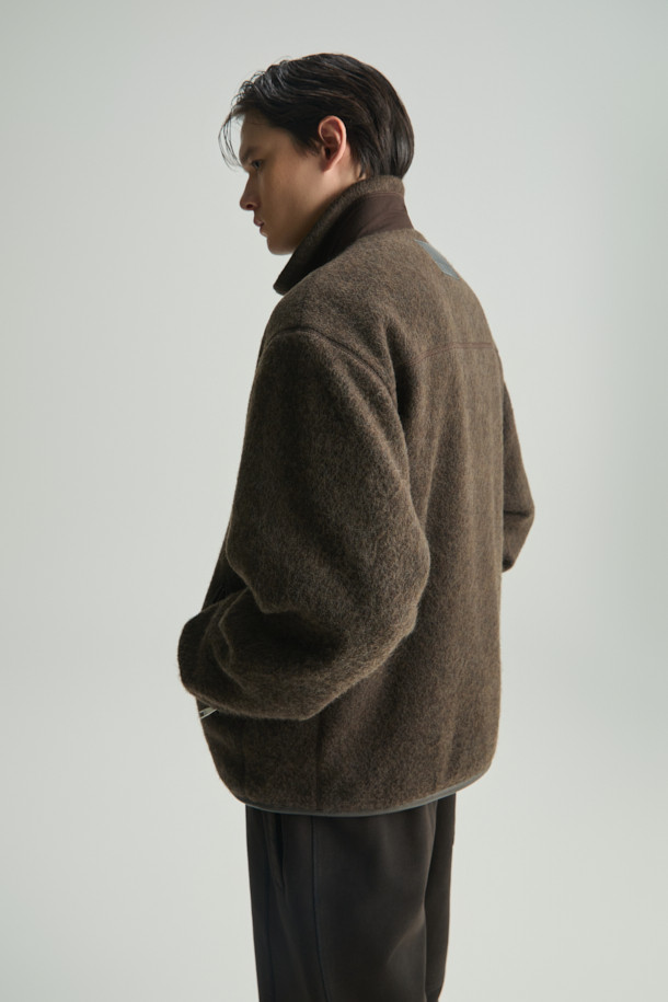 Duve(듀브) 헤어리 집업 후리스 점퍼는 가을, 겨울 시즌에 어울리는 여성 점퍼입니다. 무지 패턴의 블랙, 다크브라운 두 가지 색상으로 출시되었으며, 캐주얼, 미니멀, 클래식 스타일을 연출하기 좋습니다. 세미 크롭 기장과 세미 오버핏으로 트렌디한 핏을 제공하며, 플리스 소재 특유의 헤어리한 촉감이 포근함을 더합니다. 가죽 배색 포인트와 밑단 스트링 디테일로 디자인 포인트를 살렸으며, 출근룩이나 모임룩 등 다양한 TPO에 활용할 수 있습니다.
