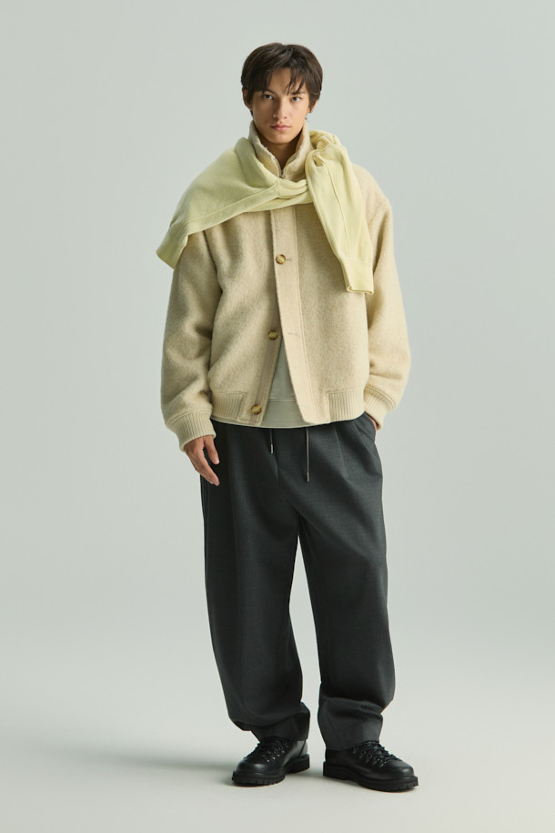 **Mousse(무스) 헤어리 하이넥 점퍼**는 겨울철 포근함을 선사하는 아우터입니다. 부드러운 촉감의 모, 아크릴, 폴리에스터, 나일론 혼방 소재로 제작되어 따뜻하고 편안한 착용감을 제공합니다. 오버핏 디자인에 하이넥 스타일로, 클래식, 미니멀, 캐주얼 등 다양한 스타일에 활용 가능하며, 출근룩으로도 손색없습니다. 안감은 폴리에스터를 사용하여 활동성을 높였으며, 니트 배색 디테일로 포인트를 더했습니다. 두꺼운 두께감으로 추운 날씨에도 든든하게 몸을 감싸줍니다.
