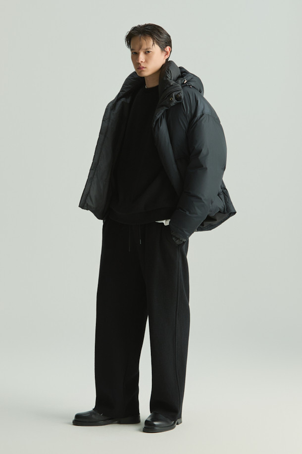 미니멀하고 테크니컬한 디자인의 후드 테크니컬 구스다운 점퍼입니다. 겨울철 출근룩과 여행룩에 적합하며, 오버핏으로 편안한 착용감을 선사합니다. 90/10 구스다운 충전재로 뛰어난 보온성을 제공하며, 탈부착 넥워머와 소매 바람막이 디테일이 추위를 효과적으로 막아줍니다. 가볍고 따뜻한 일상용 아우터로, 무지 디자인과 블랙 컬러로 어떤 스타일에도 쉽게 매치할 수 있습니다. 겉감은 나일론, 안감은 폴리에스터를 사용하여 내구성을 높였습니다.
