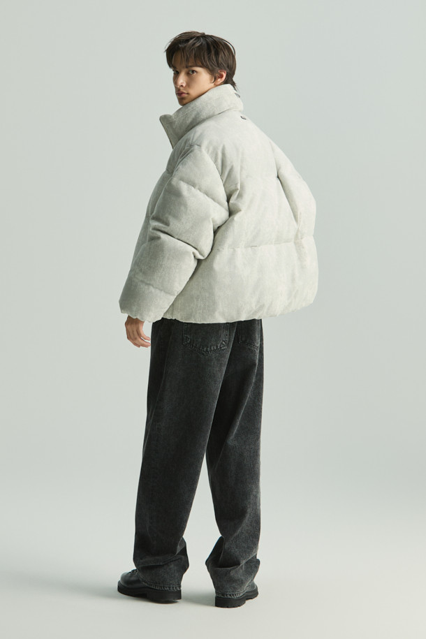 TOSCANA(토스카나) 코듀로이 패턴 구스다운 하이넥 점퍼는 미니멀한 스타일을 추구하는 분들을 위한 겨울철 필수 아이템입니다. 부드러운 코듀로이 소재에 은은한 프린트 패턴을 더해 세련된 외관을 자랑하며, 90/10 구스다운 충전재로 뛰어난 보온성을 제공합니다. 하이넥 디자인과 안쪽 시보리 디테일은 찬 바람을 효과적으로 막아주며, 오버핏으로 편안한 착용감을 선사합니다. 집업 스타일로 간편하게 입고 벗을 수 있으며, 일상생활에서 캐주얼하고 클래식한 스타일을 연출하기 좋습니다.
