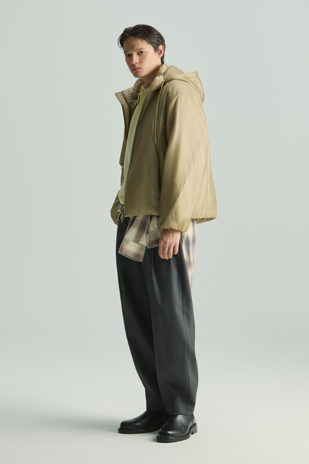 가벼운(레제르) 경량 7D 신슐레이트 후드 점퍼는 가을, 겨울철 데일리룩을 책임질 아우터입니다. 베이직하고 캐주얼한 스타일로, 여행, 산책, 출근 등 다양한 때와 장소와 목적에 활용하기 좋습니다. 얇은 두께감의 나일론 소재와 부드러운 촉감이 편안한 착용감을 선사하며, 세미 오버핏으로 제작되어 여유로운 실루엣을 연출합니다. 탈부착 가능한 후드와 뛰어난 보온성을 제공하는 신슐레이트 충전재가 특징이며, 집업 스타일로 간편하게 착용할 수 있습니다. 베이지 색상에 무지 디자인으로 어떤 옷에도 쉽게 매치하여 캐주얼, 미니멀, 클래식 스타일을 완성할 수 있습니다.