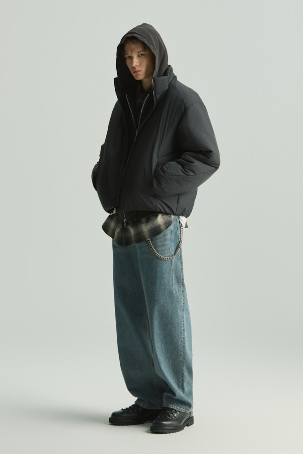 가벼운(레제르) 경량 글로시 신슐레이트 후드 점퍼는 가을, 겨울 시즌 일상과 출근룩에 모두 활용하기 좋은 남녀 공용 점퍼입니다. 얇은 두께감의 7데니어 나일론 소재로 제작되어 부드러운 촉감과 가벼운 착용감을 선사하며, 신슐레이트 충전재와 안감으로 보온성을 높였습니다. 탈부착 가능한 후드 디자인으로 다양한 스타일 연출이 가능하며, 미니멀하고 베이직한 디자인으로 유행을 타지 않고 오래도록 즐겨 입을 수 있습니다. 세미 오버핏으로 편안한 착용감을 제공하며, 집업 스타일로 간편하게 입고 벗을 수 있습니다.