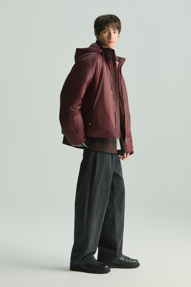 레제르 경량 7D 신슐레이트 후드 점퍼는 가을, 겨울 시즌에 어울리는 남녀 공용 점퍼입니다. 얇은 두께감으로 편안한 착용감을 선사하며, 보온성을 높여주는 신슐레이트 충전재를 사용하여 쾌적하게 입을 수 있습니다. 부드러운 촉감의 7데니어 나일론 소재와 탈부착 가능한 후드 디자인으로 캐주얼하고 베이직한 스타일을 연출합니다. 세미 오버핏으로 제작되어 편안한 활동성을 보장하며, 일상과 여행 등 다양한 상황에 활용 가능합니다. 와인 컬러의 무지 디자인으로 미니멀하고 클래식한 분위기를 더합니다.