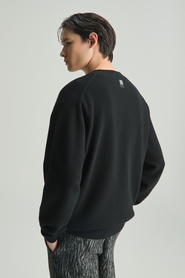 에센셜 캐시미어 블렌드 로고 자수 니트 풀오버는 부드러운 울캐시미어 혼방 소재로 제작되어 가을, 겨울 시즌에 따뜻하고 편안하게 착용할 수 있습니다. IRO(이로) 시그니처 로고 자수가 돋보이며, 라운드넥과 긴소매 디자인으로 베이직하면서도 세련된 스타일을 연출합니다. 세미오버핏으로 제작되어 편안한 착용감을 제공하며, 출근룩, 비즈니스 캐주얼, 모임룩 등 다양한 TPO에 활용 가능합니다. 클래식, 미니멀, 캐주얼 스타일을 선호하는 고객에게 적합하며, 넥 후면의 시그니처 부자재 디테일로 고급스러움을 더했습니다. 블랙 컬러로 어떤 룩에도 쉽게 매치할 수 있는 데일리 아이템입니다.
