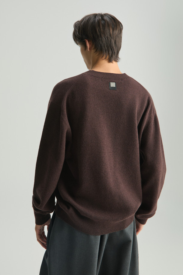 Essentiel (에센시엘) 캐시미어 블렌드 로고 자수 니트 풀오버는 부드러운 촉감의 울캐시미어 원사를 사용하여 제작되었습니다. IRO(이로) 시그니처 로고 자수가 돋보이며, 넥 후면에는 브랜드의 새로운 시그니처 부자재가 사용되었습니다. 라운드넥 디자인에 긴 소매 기장으로, 가을과 겨울에 따뜻하게 착용할 수 있습니다. 세미오버핏으로 편안한 착용감을 선사하며, 브라운 컬러는 베이직하면서도 세련된 스타일을 연출합니다. 출근룩, 모임룩 등 다양한 TPO에 클래식, 미니멀, 캐주얼 스타일로 활용하기 좋습니다.
