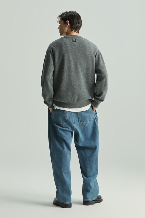 에센셜 캐시미어 블렌드 로고 자수 니트 풀오버는 부드러운 촉감의 울캐시미어 원사를 사용하여 제작되었습니다. IRO(이로) 시그니처 로고 자수가 돋보이는 베이직 스타일의 니트 스웨터입니다. 세미 오버핏으로 편안하게 착용 가능하며, 가을과 겨울에 따뜻함을 더해줍니다. 뒷면 넥 라인에는 새로운 시그니처 부자재가 사용되어 디자인의 완성도를 높였습니다. 클래식, 미니멀, 캐주얼 등 다양한 스타일 연출에 활용하기 좋습니다.
