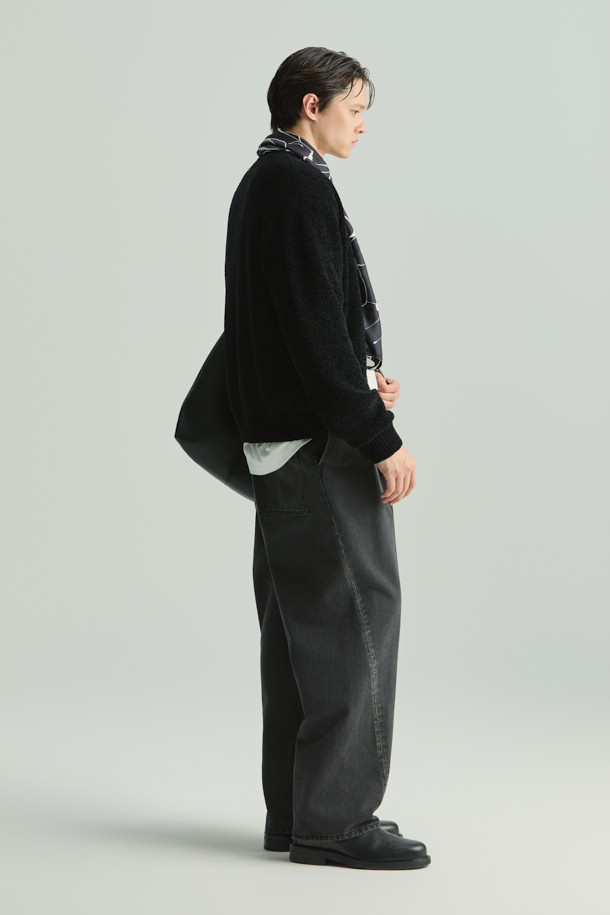 Reflet(흐흘레) 셔닐 집업 가디건은 간절기에 세련된 스타일을 연출하기 좋은 여성용 니트 가디건입니다. 부드러운 셔닐 원사를 사용하여 은은한 광택감과 고급스러운 촉감을 선사하며, 카라리스 디자인과 무지 패턴으로 미니멀하고 시크한 분위기를 더합니다. 세미 오버핏으로 편안하게 착용 가능하며, 블랙 컬러로 다양한 룩에 매치하기 용이합니다. 크롭 기장과 긴 소매, 사이드 포켓 디테일이 실용성을 더하여 일상에서 활용하기 좋습니다.
