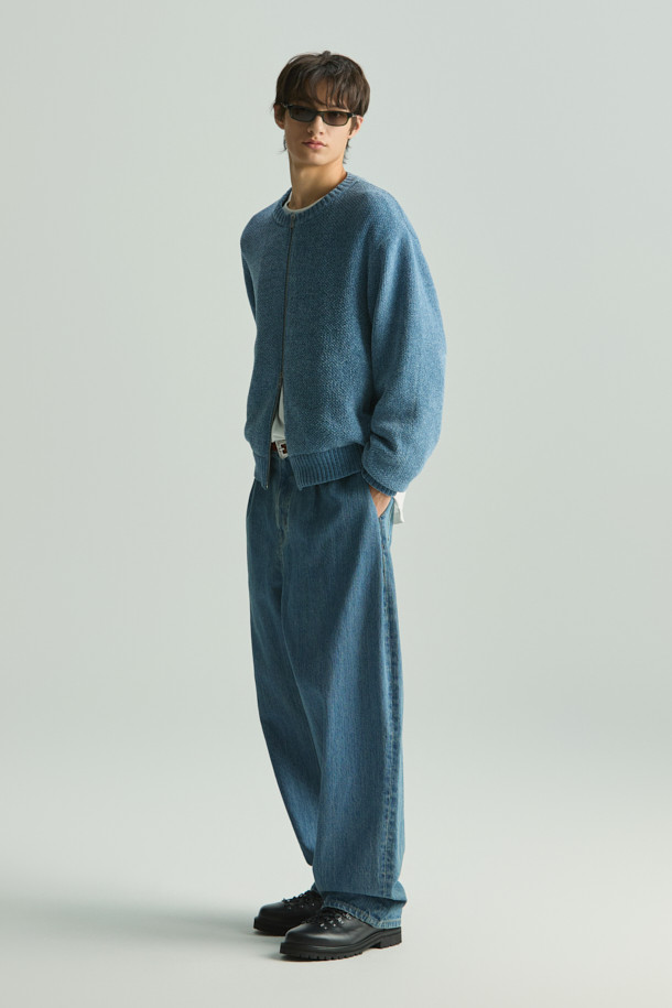 Reflet(르플레) 셔닐 집업 가디건은 부드러운 셔닐 원사를 사용하여 제작되어 은은한 광택과 고급스러운 촉감을 선사합니다. 세미 오버핏으로 편안하게 착용 가능하며, 카라리스 디자인과 크롭 기장으로 트렌디함을 더했습니다. 사이드 포켓이 있어 실용성을 높였으며, 데이트룩, 출근룩 등 다양한 TPO에 활용하기 좋습니다. 미니멀, 클래식, 캐주얼 스타일을 모두 아우르는 베이직 아이템으로 봄, 가을 시즌에 툭 걸치기 좋은 활용도 높은 가디건입니다.
