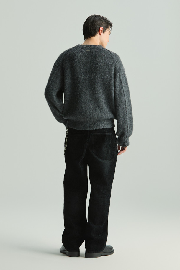 Auras(오라스) 헤어리 니트 풀오버는 부드러운 촉감의 헤어리한 표면감이 돋보이는 겨울용 니트입니다. 아크릴, 알파카, 나일론, 모 혼방 소재로 제작되어 따뜻하고 포근한 착용감을 선사합니다. 오버핏 크롭 기장과 라운드넥 디자인으로 베이직하면서도 미니멀, 클래식, 캐주얼 스타일을 모두 소화할 수 있습니다. 톤 다운된 그레이 컬러와 긴 소매 기장으로 다양한 룩에 활용하기 좋으며, 집콕룩으로 편안하게 즐기기에도 적합합니다. 
