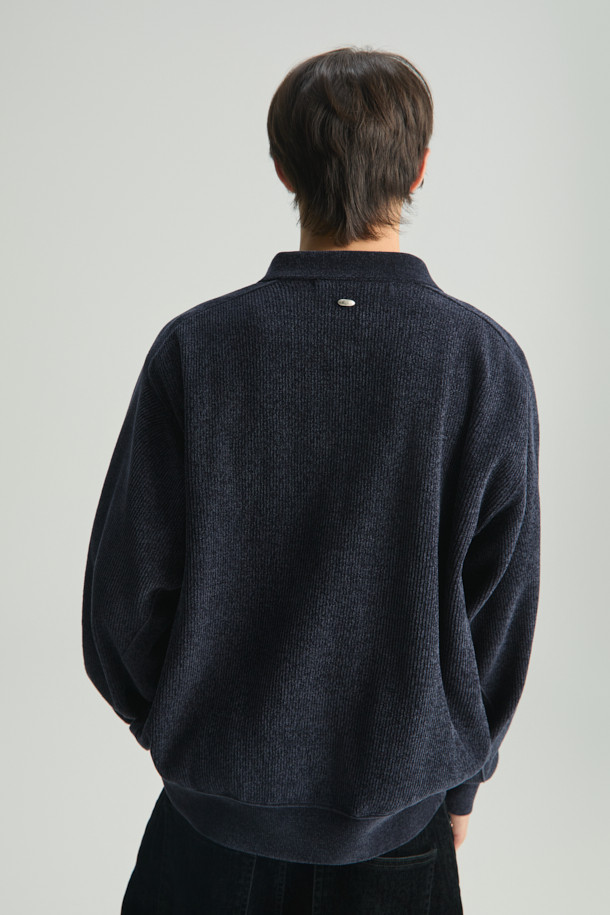 Calin(칼린) 셔닐 카라 니트 풀오버는 여성용 상의로, 가을과 겨울에 따뜻하게 입을 수 있는 두꺼운 두께감의 셔닐 니트입니다. 세미 오버핏으로 편안한 착용감을 선사하며, 카라 디자인이 캐주얼하면서도 포멀한 분위기를 연출합니다. 부드러운 촉감과 은은한 광택감이 특징이며, 네이비 컬러로 다양한 스타일링에 활용하기 좋습니다. 출근룩, 모임룩, 비즈니스 캐주얼 등 TPO에 맞춰 클래식, 미니멀 스타일을 완성해보세요. 긴 소매 기장의 크롭 기장으로 세련된 핏을 자랑합니다.
