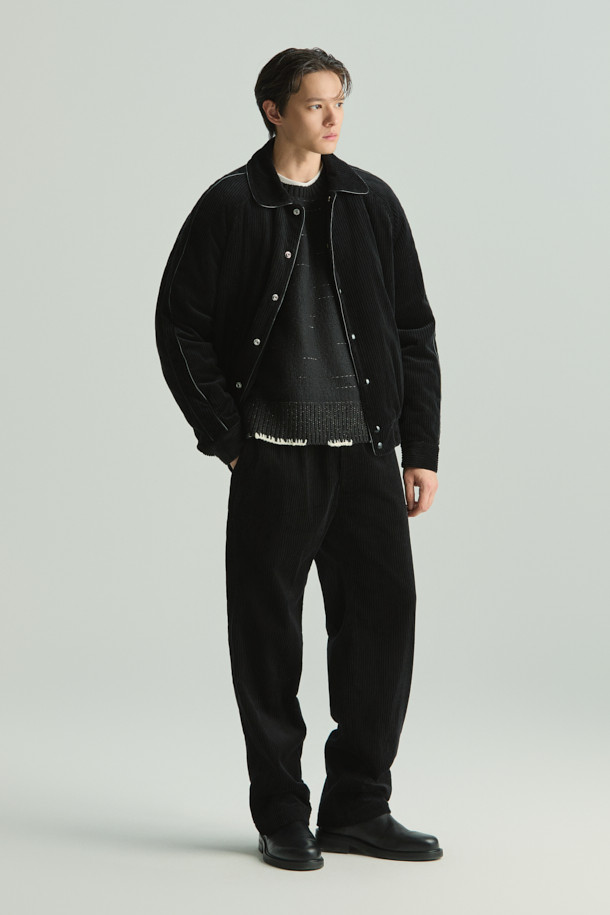 VLAS (블라스) 코듀로이 블루종은 가을과 겨울, 출근룩과 모임룩, 그리고 캐주얼, 미니멀, 클래식한 스타일을 모두 아우르는 아우터입니다. 부드러운 촉감의 코듀로이, 면, 레이온 혼방 소재로 제작되었으며, 세미 오버핏의 크롭 기장으로 트렌디한 핏을 연출합니다. 무지 디자인에 블랙 컬러로 어떤 옷에도 쉽게 매치할 수 있으며, 버튼 여밈과 실용적인 포켓 디테일이 돋보입니다. 긴 소매 기장으로 보온성을 높였으며, 데일리룩에 활용하기 좋은 아이템입니다.
