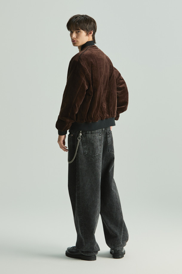 VASSILY (바실리) 벨벳 블루종 재킷은 가을과 겨울, 당신의 스타일을 완성할 아우터입니다. 남녀 모두 착용 가능하며, 클래식하고 미니멀한 스타일을 추구하는 분들께 추천합니다. 부드러운 촉감의 벨벳 소재와 안감 아세테이트의 조화가 고급스러운 착용감을 선사합니다. 무지 디자인에 버튼 여밈 방식으로 간결함을 더했으며, 레귤러핏과 크롭 기장으로 세련된 핏을 연출합니다. 데이트룩, 모임룩, 연말 모임룩 등 다양한 TPO에 활용하여 시크한 스타일을 완성해보세요.
