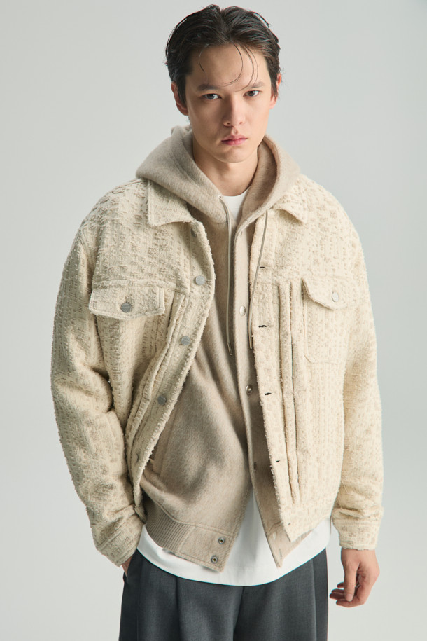 SSLOFISPE (에스에스엘오피에스이) 멜란지 트러커 재킷은 가을, 겨울 시즌에 어울리는 캐주얼하고 베이직한 스타일의 아우터입니다. 멜란지 컬러의 자가드 패턴이 특징이며, 크롭 기장과 버튼 여밈 방식을 갖춘 정핏 디자인입니다. 면과 폴리에스터 혼방 소재로 제작되어 편안한 착용감을 선사하며, 레이어드하여 다양한 스타일을 연출할 수 있습니다. 출근룩과 모임룩, 두 가지 TPO에 적합하며, 미니멀한 스타일을 즐기는 분들께 추천합니다. 24FW 시즌 베스트셀링 아이템으로, 활용도가 높아 소장 가치를 더합니다.
