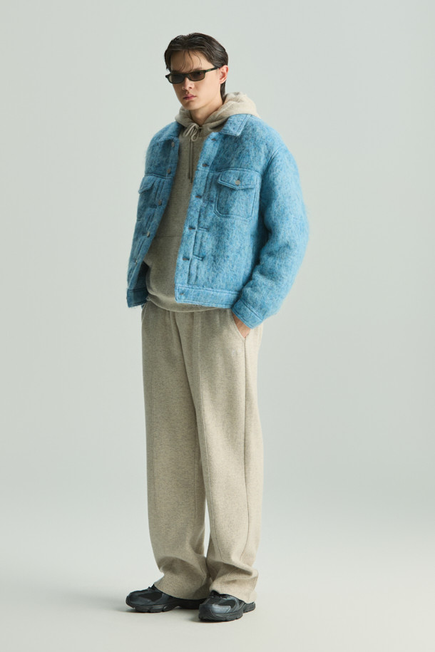 LOFISPE2 (로피스페2) 헤어리 트러커 재킷은 가을, 겨울 시즌에 어울리는 유니섹스 트러커 재킷입니다. 스카이블루와 핑크 두 가지 색상으로 출시되어, 캐주얼하고 미니멀한 스타일을 연출하기 좋습니다. 부드러운 촉감의 헤어리 원단과 두꺼운 두께감으로 따뜻함을 선사하며, 크롭 기장과 레귤러핏으로 트렌디한 핏을 완성합니다. 데이트룩, 모임룩 등 다양한 TPO에 활용할 수 있으며, 무지 패턴에 버튼 여밈과 포켓 디테일이 더해져 실용성을 높였습니다. 면 안감으로 편안한 착용감을 제공하는 헤어리 트러커 재킷으로 캐주얼하고 클래식한 스타일을 완성해보세요.
