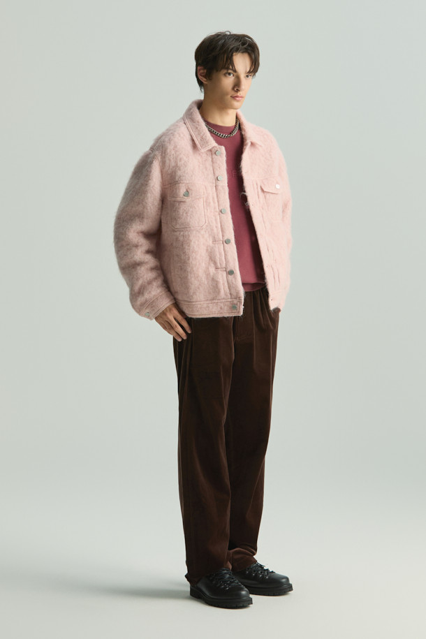 LOFISPE2 (로피스페2) 헤어리 트러커 재킷은 부드러운 촉감의 헤어리 원단으로 제작되어 가을, 겨울 시즌에 따뜻하게 착용하기 좋은 아우터입니다. 스카이블루와 핑크 두 가지 색상으로 출시되었으며, 캐주얼 스타일을 연출하기에 적합합니다. 레귤러핏에 크롭 기장으로 디자인되어 트렌디한 감각을 더했습니다. 모, 폴리에스터, 아크릴 혼방 소재에 면 안감으로 편안한 착용감을 선사합니다. 버튼 여밈 방식의 무지 디자인으로 미니멀하고 클래식한 분위기를 연출할 수 있습니다.
