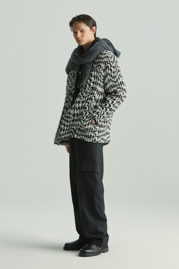 PIERINO(피에리노) 코듀로이 카라 하운드 투스 재킷은 가을과 겨울에 어울리는 아우터입니다. 블랙과 화이트 컬러의 하운드 투스(하운드) 패턴으로 클래식한 스타일을 연출하며, 출근룩, 오피스룩, 모임룩에 적합합니다. 면, 아크릴, 폴리에스터, 나일론, 코듀로이 소재로 제작되어 부드러운 촉감을 선사합니다. 레귤러핏에 버튼 여밈 방식, 카라 디자인, 긴소매 기장으로 세련된 셔켓 스타일을 완성합니다. 미니멀하고 시크한 분위기를 선호하는 분들께 추천합니다.
