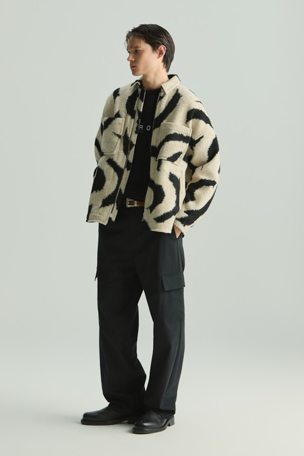 MOFUSPE(모푸스페) 지브라 ZIP-UP 셔켓은 가을, 겨울 시즌 남성들을 위한 캐주얼 셔켓입니다. 오버핏 디자인에 베이지, 블랙 두 가지 색상으로 출시되었으며, 지브라 패턴이 돋보이는 유니크한 스타일을 연출합니다. 두꺼운 두께감과 부드러운 촉감의 폴리에스터, 아크릴, 모 혼방 소재로 제작되어 따뜻하게 착용할 수 있습니다. 집업 스타일과 가슴 포켓 디테일이 실용성을 더하며, 데이트룩, 모임룩 등 다양한 TPO에 활용 가능합니다. 안감은 면으로 처리되어 편안한 착용감을 선사합니다.
