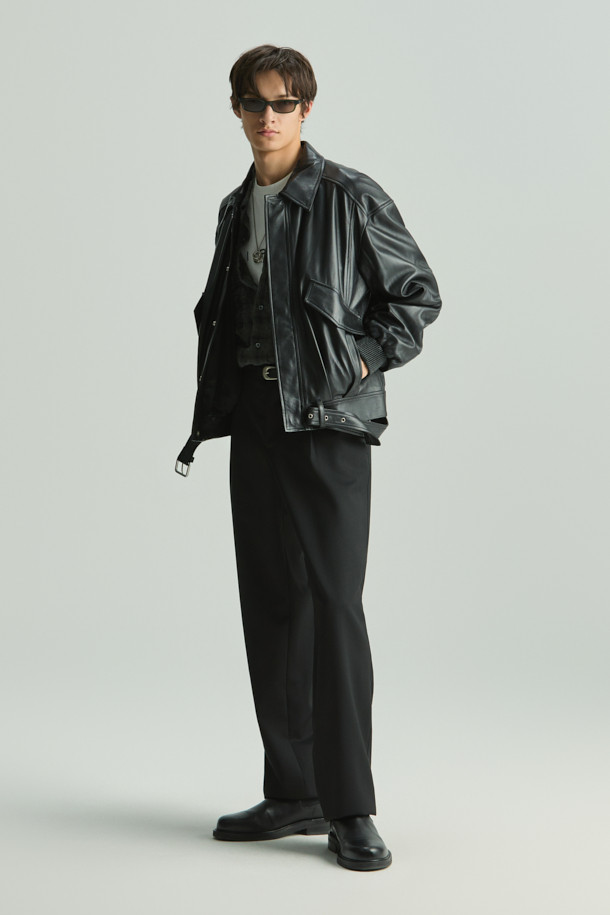 MANKASPE(망카스페) 오버핏 벨티드 가죽 재킷은 남성 고객을 위한 가을, 겨울 시즌 필수 아이템입니다. 부드러운 양가죽 소재와 두꺼운 두께감으로 고급스러운 착용감을 선사하며, 벨트 디테일이 더해져 클래식한 무드를 강조합니다. 오버핏 디자인으로 편안하면서도 시크한 스타일을 연출하며, 데이트룩, 모임룩, 출근룩 등 다양한 TPO에 활용 가능합니다. 미니멀하고 시크한 스타일을 선호하는 고객에게 완벽한 선택이 될 것입니다. 레이온 안감은 쾌적한 착용감을 더합니다.
