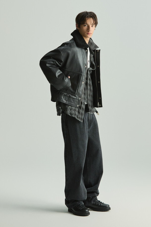 ORENSE(오렌세) 양가죽 카라 탈부착 항공 점퍼는 가을과 겨울, 출근룩과 모임룩을 위한 시크하고 미니멀한 스타일의 아우터입니다. 부드러운 양가죽 소재로 제작되어 고급스러운 촉감을 선사하며, 블랙 컬러의 무지 디자인으로 어떤 옷에도 잘 어울립니다. 크롭 기장의 항공 점퍼 스타일로, 긴 소매와 집업 여밈 방식이 특징입니다. 카라 탈부착이 가능하여 다양한 스타일 연출이 가능하며, 안감은 레이온으로 마감되어 편안한 착용감을 제공합니다.
