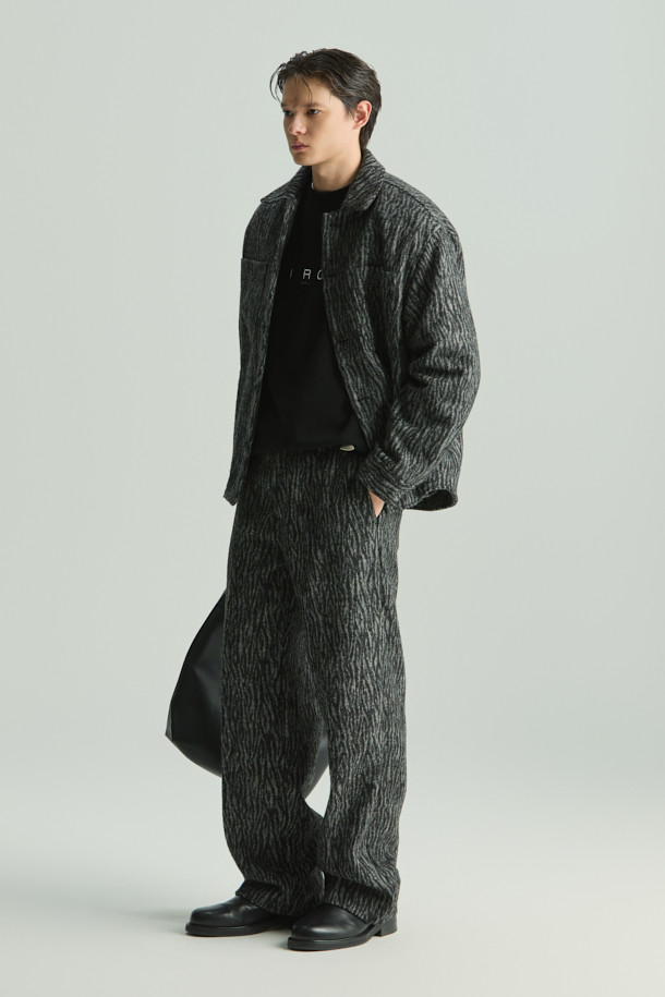 ZACCK(자크) 지브라 와이드 팬츠는 가을, 겨울 시즌에 어울리는 베이직 스타일의 와이드 핏 바지입니다. 블랙과 그레이 두 가지 색상으로 출시되어 다양한 상의와 손쉽게 매치할 수 있습니다. 아크릴, 폴리에스터, 모, 알파카 혼방 소재로 제작되어 따뜻하고 편안한 착용감을 선사합니다. 지브라 패턴으로 포인트를 더해, 클래식, 미니멀, 캐주얼 등 폭넓은 스타일을 소화하며 출근룩, 모임룩으로 활용하기 좋습니다.
