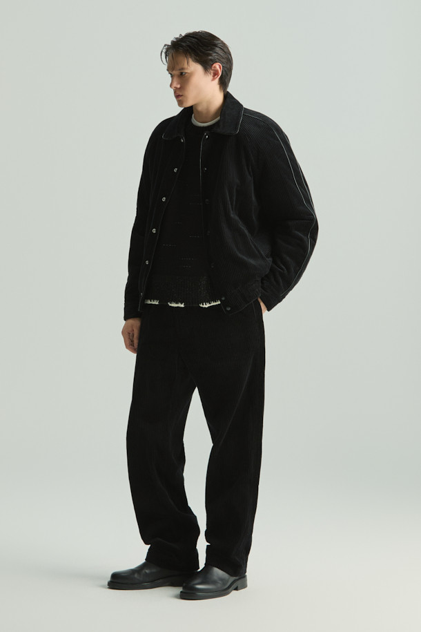 "VITTORE(비토레) 코듀로이 밴딩 와이드 팬츠"는 부드러운 코듀로이 소재와 면 혼방으로 제작되어 편안한 착용감을 선사합니다. 허리 밴딩 디자인으로 활동성을 높였으며, 와이드핏으로 트렌디한 스타일을 연출합니다. 베이직하고 캐주얼한 무드로 다양한 상의와 매치하기 좋으며, 가을, 겨울 시즌에 따뜻하게 즐겨 입을 수 있습니다. 블랙 색상으로 어떤 룩에도 고급스럽게 잘 어울리는 데일리 팬츠입니다.
