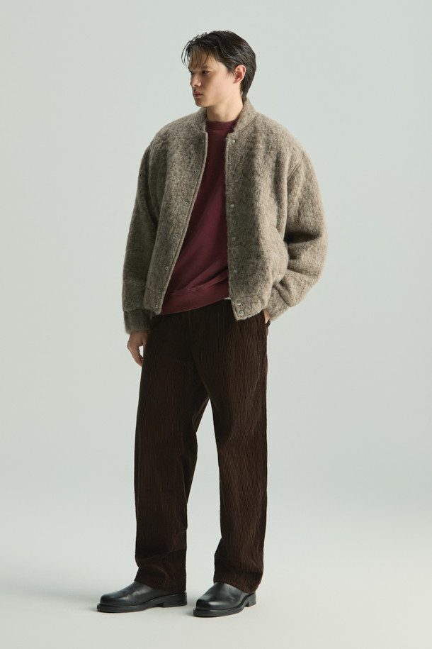 VITTORE(비토레) 코듀로이 밴딩 와이드 팬츠는 가을, 겨울 시즌에 어울리는 바지입니다. 부드러운 코듀로이와 면 혼방 소재로 제작되어 편안한 착용감을 선사합니다. 밴딩 처리된 허리와 와이드 핏으로 활동성을 높였으며, 일상, 출근룩, 모임룩, 캐주얼, 미니멀 스타일 모두 소화 가능합니다. 브라운, 다크브라운 두 가지 색상으로 출시되어 다양한 상의와 매치하여 스타일리시한 연출을 할 수 있습니다. 무지 디자인으로 베이직하면서도 세련된 무드를 연출합니다.
