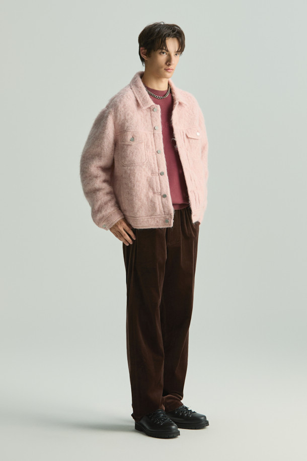 VLADI2(블라디2) 벨벳 와이드 팬츠는 부드러운 촉감의 면 소재와 벨벳 원단으로 제작되어 가을, 겨울 시즌에 따뜻하고 포근하게 착용하기 좋습니다. 넉넉한 루즈핏 와이드 디자인으로 편안한 착용감을 선사하며, 허리 밴딩 처리로 활동성을 높였습니다. 브라운 컬러의 무지 디자인으로 다양한 상의와 손쉽게 매치하여 캐주얼, 미니멀, 클래식 스타일을 연출할 수 있습니다. 데이트룩, 모임룩 등 TPO에 맞춰 세련된 스타일을 완성해보세요.
