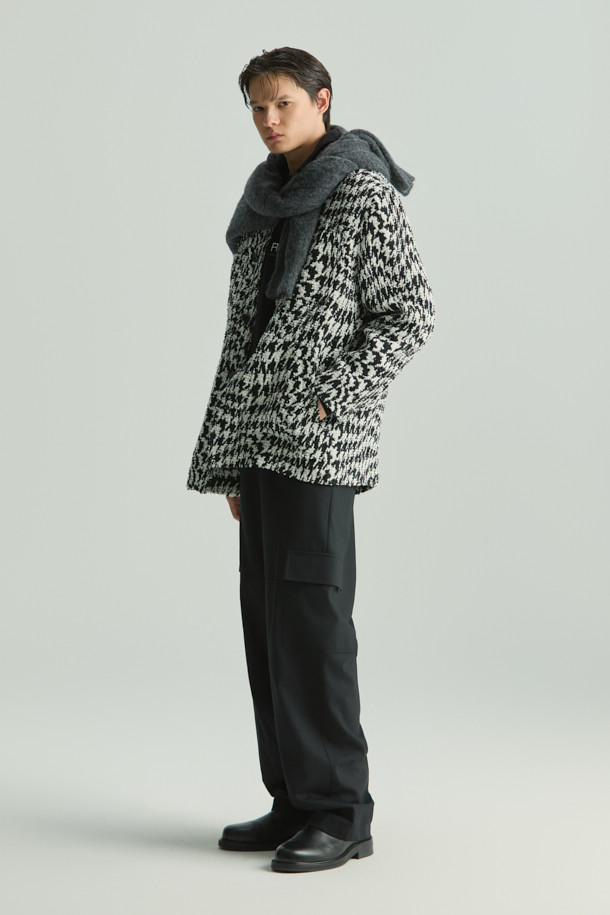 WADI(와디) 와이드 카고 팬츠는 캐주얼 및 미니멀 스타일을 모두 아우르는 블랙 컬러의 긴 기장 카고 팬츠입니다. 폴리에스터, 모, 폴리우레탄 혼방 소재로 제작되어 편안한 착용감과 활동성을 제공하며, 와이드핏 디자인으로 트렌디한 스타일을 연출합니다. 신축성이 있어 편안하게 움직일 수 있으며, 무지 패턴으로 다양한 상의와 쉽게 매치할 수 있습니다. 일상복으로 활용하기 좋은 실용적인 아이템입니다.
