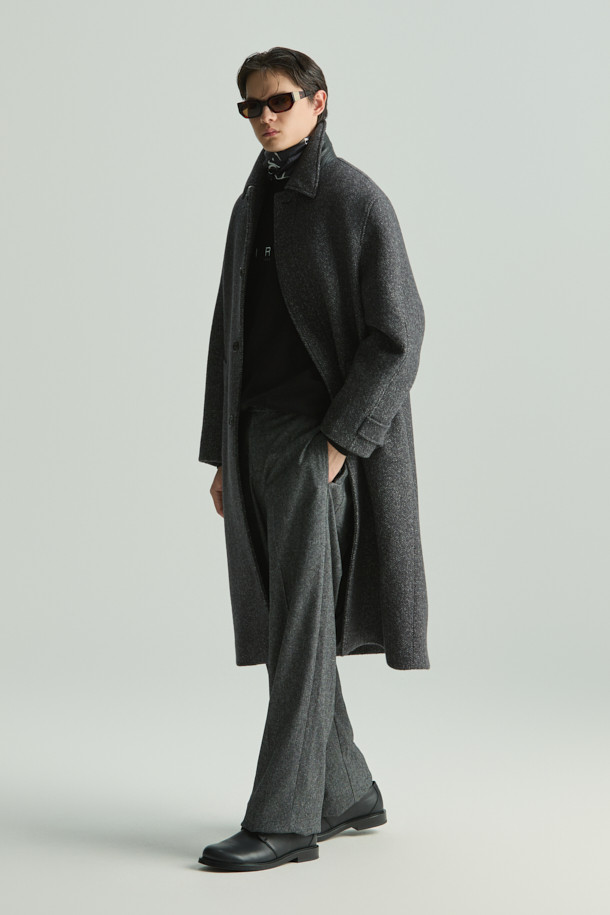 UWE(유브) 멜란지 SET-UP(셋업) 와이드 팬츠는 가을과 겨울에 어울리는 다크 그레이 색상의 와이드핏 바지입니다. 모, 폴리에스터, 아크릴, 견 혼방 소재로 제작되어 트렌디하면서도 클래식, 미니멀, 시크한 스타일을 연출합니다. 셋업으로 출시되어 출근룩, 비즈니스 캐주얼, 모임룩 등 다양한 TPO에 활용 가능합니다. 면 안감으로 편안한 착용감을 선사하며, 무지 디자인으로 어떤 상의와도 쉽게 매치할 수 있습니다.
