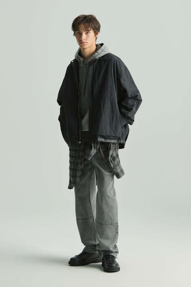 워싱 데님 바이크 팬츠는 남성 고객을 위한 바지로, 봄, 가을에 착용하기 좋습니다. 스포티하면서도 캐주얼한 스타일을 연출하며, 출근룩으로도 활용 가능한 미니멀한 디자인이 특징입니다. 레귤러핏으로 편안한 착용감을 제공하며, 무지 패턴의 그레이 컬러 데님 소재로 제작되었습니다. 사선 포켓 디자인과 바이크 스타일 절개가 돋보이며, 워싱 가공으로 빈티지한 멋을 더했습니다.
