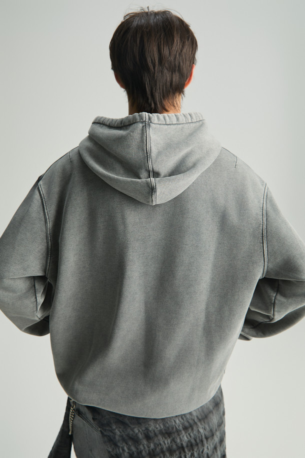 MARCELLO (마르셀로) 워시드 후디는 부드러운 면 소재로 제작되어 편안한 착용감을 선사합니다. 베이직하고 캐주얼한 스타일로, 봄, 가을에 활용하기 좋습니다. 레귤러 핏에 후드 스트링 조절이 가능하며, 소매와 밑단 밴딩으로 안정감을 더했습니다. 정면 상단에는 로고 패턴이 있으며, 그레이 컬러로 어떤 스타일에도 매치하기 용이합니다. 일상에서 편안하고 미니멀한 스타일을 연출해보세요.
