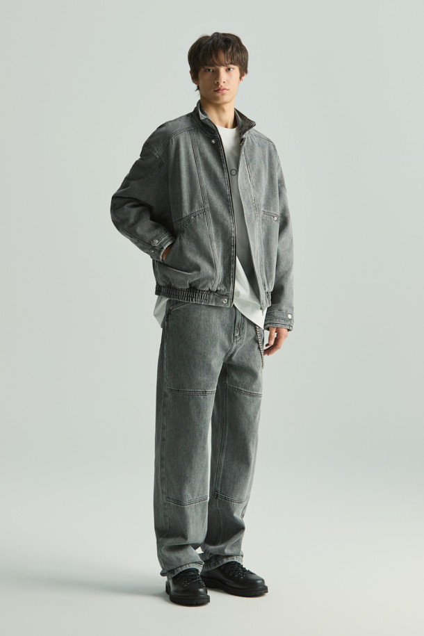 GISILO(지실로) 워시드 데님 바이크 점퍼는 캐주얼 및 스트릿 스타일을 즐기는 분들을 위한 아우터입니다. 그레이 컬러의 데님 소재에 워싱 처리하여 빈티지한 멋을 더했으며, 봄, 가을 간절기에 착용하기 좋습니다. 크롭 기장에 레귤러핏으로 제작되었으며, 집업 방식으로 간편하게 입고 벗을 수 있습니다. 사선 포켓과 바이크 스타일 절개가 특징이며, 폴리에스터와 면 혼방의 안감으로 편안한 착용감을 제공합니다. 긴 소매 기장의 데님 점퍼로 다양한 스타일 연출에 활용할 수 있습니다.
