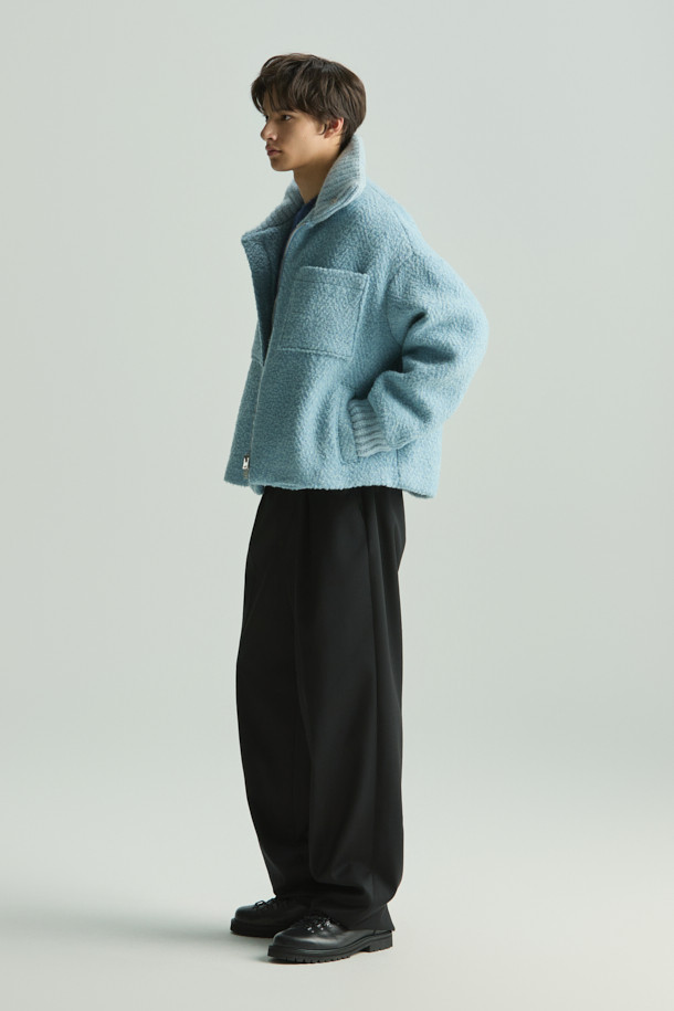 산옵스페(SANOBSPE) 니트 하이브리드 집업 재킷은 가을, 겨울 시즌에 어울리는 아우터입니다. 헤링본 패턴의 하늘색 컬러가 돋보이며, 세미 오버핏으로 편안한 착용감을 선사합니다. 울, 알파카, 아크릴 등 다양한 소재로 제작되어 부드러운 촉감을 느낄 수 있습니다. 2WAY 지퍼와 니트 배색 디테일이 특징이며, 출근룩과 모임룩, 클래식, 미니멀, 캐주얼 스타일 모두 소화 가능합니다. 크롭 기장의 니트 자켓으로 스타일리시함을 더했습니다.
