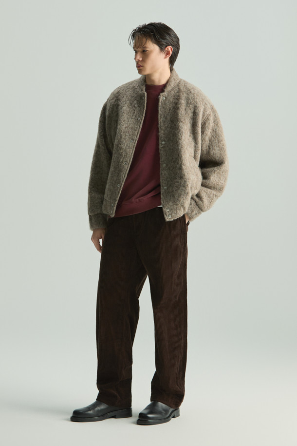 MAHIANASPE1 헤어리 봄버 재킷은 캐주얼, 클래식, 미니멀 스타일을 즐기는 분들을 위한 봄 소풍룩을 완성해 줄 아우터입니다. 멜란지 베이지 컬러의 헤어리 울 블렌디드 소재로 제작되어 부드러운 촉감과 따뜻함을 선사합니다. 레귤러핏으로 편안하게 착용 가능하며, 긴소매와 스냅 여밈 방식으로 디자인되었습니다. 안감은 아세테이트, 레이온, 면 소재를 사용하여 활동성을 높였습니다. 봄 스타일링에 포인트를 더해줄 봄버 재킷을 만나보세요.
