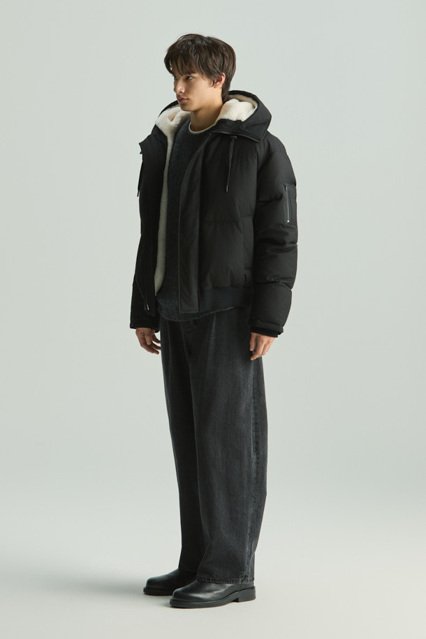 따뜻하고 스타일리시한 겨울을 위한 NIRO (니로) 플리스 배색 다운 점퍼입니다. 캐주얼, 미니멀, 고프코어 스타일을 아우르는 디자인으로, 일상적인 착용은 물론 캠핑룩, 등산룩에도 잘 어울립니다. 부드러운 플리스 소재와 오리솜털 충전재로 뛰어난 보온성을 제공하며, 블랙 컬러의 무지 디자인으로 어떤 옷에도 쉽게 매치할 수 있습니다. 크롭 기장의 오버핏으로 트렌디한 핏을 연출하며, 집업 여밈 방식과 긴 소매로 편안함을 더했습니다.
