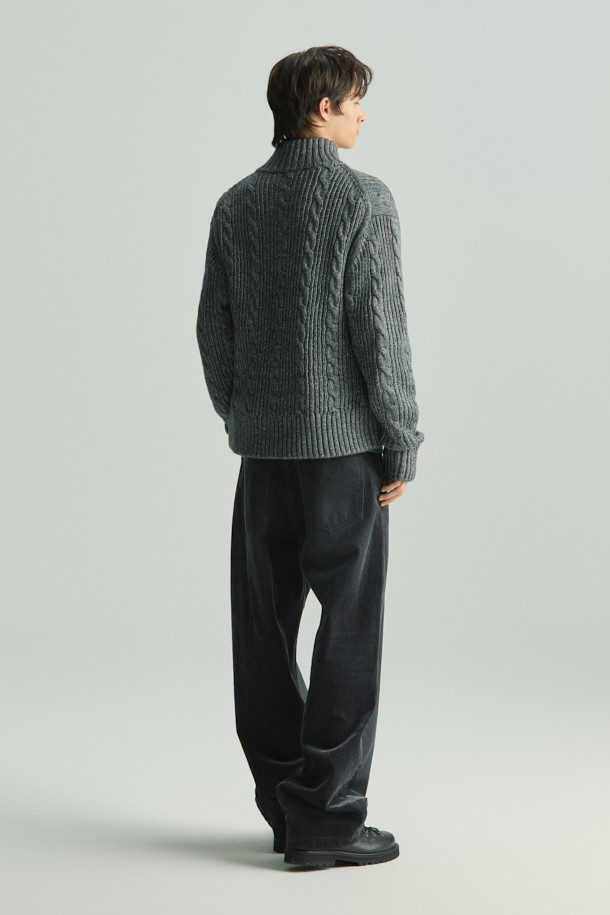 **KAMERON (카메론) 조직감 풀 ZIP-UP (집업) 스웨터**는 부드러운 촉감의 면, 아크릴 혼방 소재로 제작되어 가을과 겨울에 따뜻하게 착용할 수 있는 하이넥 스웨터입니다. 꽈배기 조직감과 골지 패턴이 돋보이며, 베이직한 디자인으로 클래식, 미니멀, 캐주얼 등 다양한 스타일 연출에 활용하기 좋습니다. 크롭 기장과 긴 소매, 집업 스타일로 편안함과 스타일리시함을 동시에 잡았습니다. 그레이 컬러로 어떤 옷에도 매치하기 용이하여, 일상에서 폭넓게 활용할 수 있습니다.
