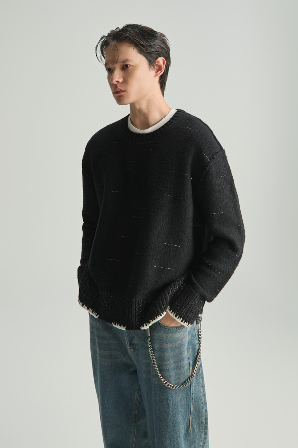 "LUIS(루이스) 멜란지 밑단 디테일 스웨터"는 캐주얼, 클래식, 미니멀 스타일을 모두 아우르는 상의입니다. 멜란지 컬러의 면과 아크릴 혼방 소재로 제작되어 편안한 착용감을 선사합니다. 라운드넥 디자인에 트위드 패턴으로 포인트를 더했으며, 밑단 디테일로 세련된 느낌을 강조했습니다. 일상에서 편안하게 즐겨 입을 수 있는 활용도 높은 니트/스웨터입니다.
