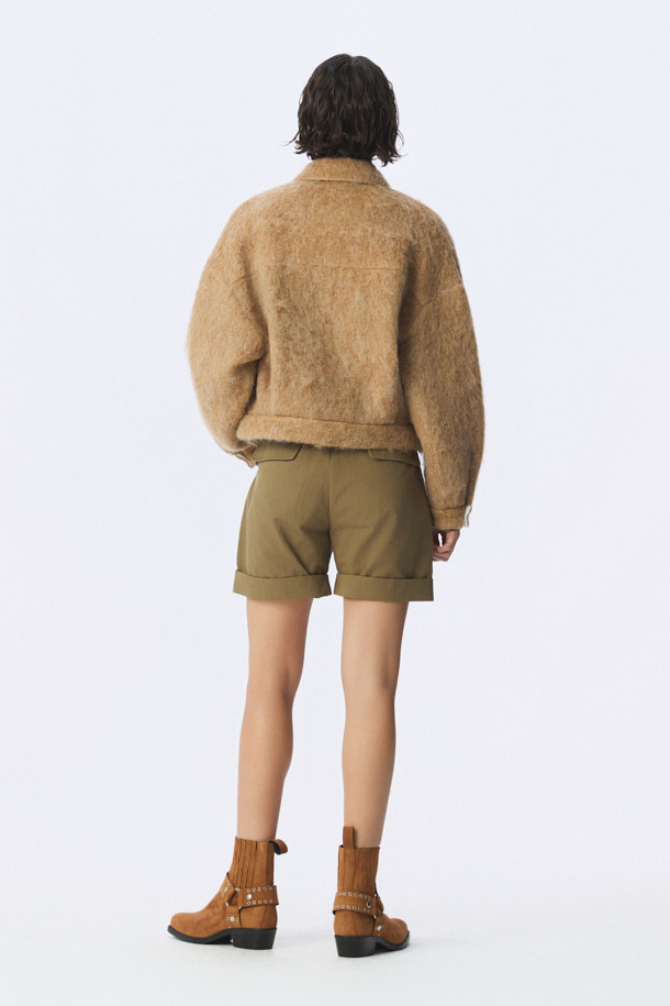 BOYLLE SUEDE (보일 스웨이드) 스퀘어 부츠는 가을, 겨울 시즌 모임룩을 위한 세련된 아이템입니다. 브라운 컬러의 스웨이드와 천연가죽 소재로 제작되어 고급스러운 분위기를 연출합니다. 로우힐 굽으로 편안한 착용감을 제공하며, 스퀘어 앞코 디자인이 시크한 매력을 더합니다. 웨스턴 스타일의 스터드 스트랩 디테일이 돋보이며, 클래식, 미니멀, 시크 스타일에 모두 잘 어울립니다.
