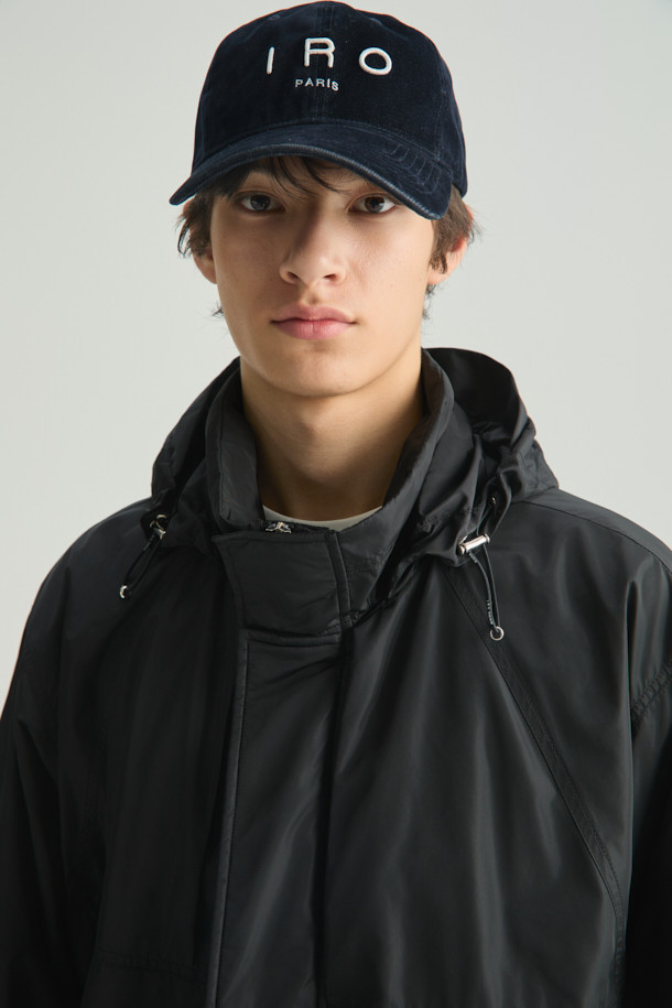 TROYES IRO (트로이스 이로) 로고 자수 벨벳 데님 볼캡은 캐주얼, 미니멀, 클래식 스타일을 모두 아우르는 공용 모자입니다. 블랙 컬러에 면, 벨벳, 데님 소재를 믹스하여 부드러운 촉감을 선사하며 사계절 내내 착용하기 좋습니다. 일반적인 모자 깊이와 챙 넓이로 편안한 착용감을 제공하며, 벨벳 소재와 로고 자수 디테일이 돋보입니다. 데님 소재와 벨벳의 조화가 세련된 분위기를 연출하는 볼캡입니다.
