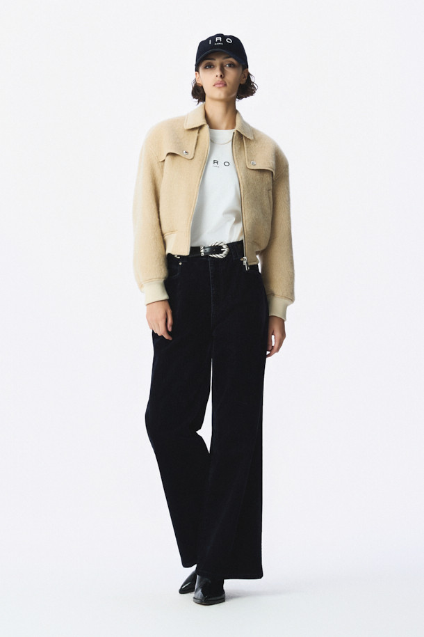 EMBELLA BABY(엠벨라 베이비) 벨트는 천연 소가죽 소재로 제작되어 부드러운 질감과 고급스러운 착용감을 선사합니다. 블랙 컬러의 무지 디자인으로, 출근룩이나 비즈니스 캐주얼 등 다양한 TPO에 활용하기 좋습니다. 메탈 스퀘어 버클과 5개의 홀 디테일이 세련된 포인트를 더하며, 2.5cm 너비로 제작되어 캐주얼, 클래식, 미니멀 스타일 모두 소화 가능합니다. 사이즈 조절 기능으로 편안하게 착용할 수 있으며, 사계절 내내 활용 가능한 실용적인 아이템입니다.
