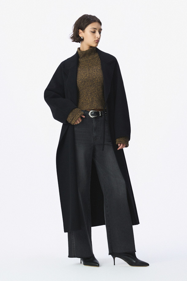 ROVE(로브) 반더블 코트는 여성 고객을 위한 가을, 겨울용 아우터입니다. 블랙 색상의 롱 기장 코트로, 부드러운 촉감의 모, 나일론, 캐시미어 혼방 소재로 제작되었습니다. 클래식하고 미니멀한 스타일을 추구하며, 허리 벨트와 더블 버튼 여밈으로 포인트를 더했습니다. 루즈핏으로 편안하게 착용 가능하며, 출근룩, 오피스룩, 모임룩 등 다양한 TPO에 활용할 수 있습니다. 긴 소매 기장의 무지 디자인으로 시크한 분위기를 연출합니다.
